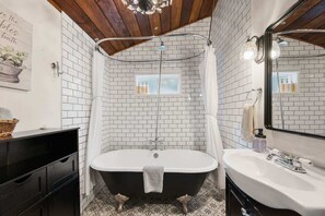 Douche, sèche-cheveux, serviettes fournies