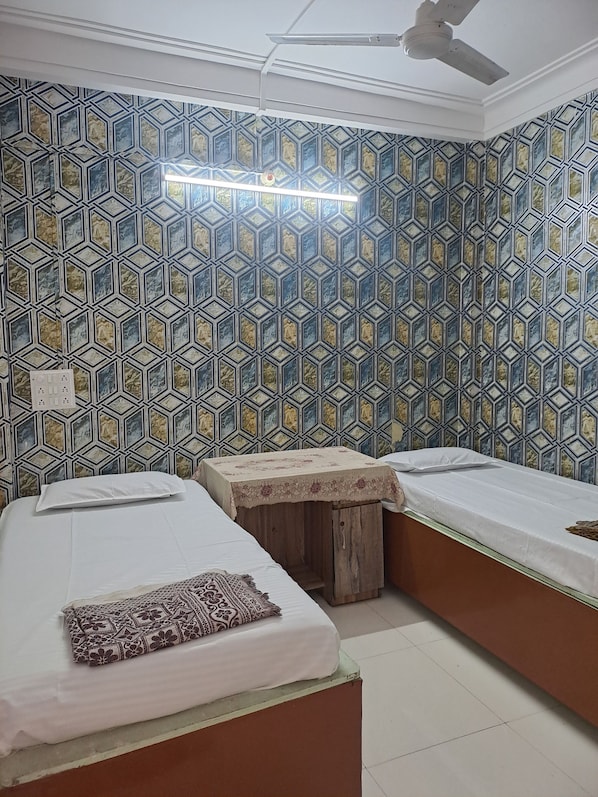 Trang trí khác biệt, trang bị nội thất với thiết kế riêng biệt, bàn