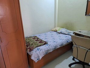 Individually decorated, individually furnished, desk, laptop workspace - Narmada Guest House (Indore)