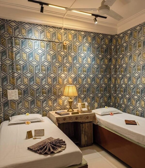 Individually decorated, individually furnished, desk, laptop workspace - Narmada Guest House (Indore)