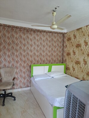 Individually decorated, individually furnished, desk, laptop workspace - Narmada Guest House (Indore)