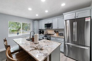 Fridge, microwave, oven, stovetop - Pet-Friendly 2BR/2BA Getaway Near Whiskey Row (Prescott)