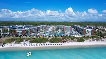 Plage, sable blanc, parasols, 10 bars de plage