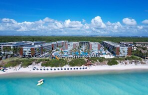 On the beach, white sand, beach umbrellas, 10 beach bars - Porto 2 Life Resort (Ipojuca)