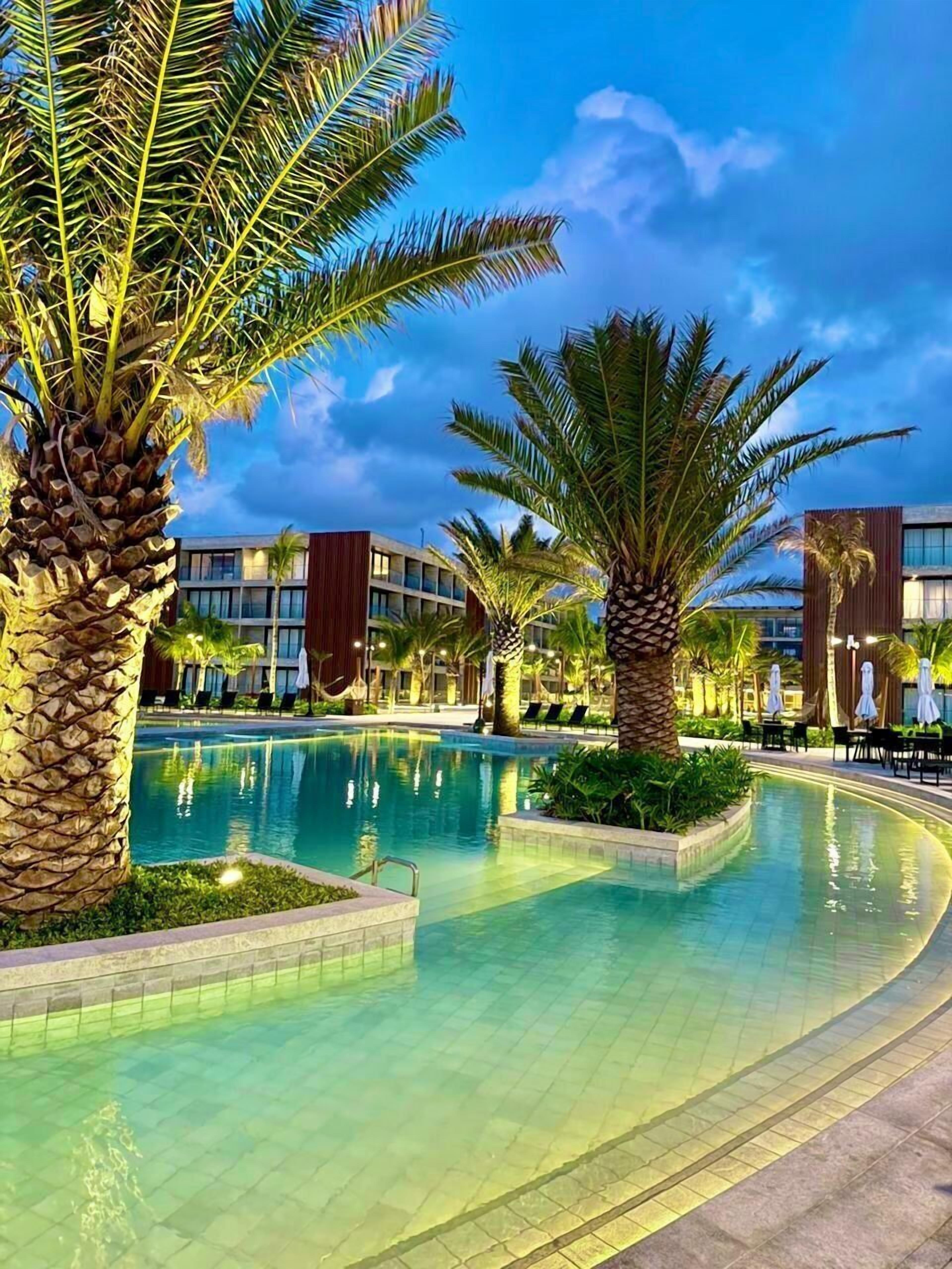 6 piscines extérieures, cabanons gratuits, parasols de plage