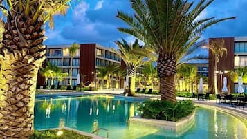 6 piscines extérieures, cabanons gratuits, parasols de plage