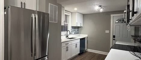 Mikrovågsugn, ugn, spishäll och diskmaskin