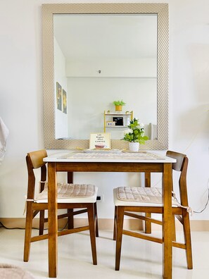 Habitación, 1 habitación, balcón | Comedor