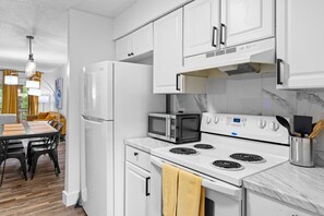 冷蔵庫、電子レンジ、オーブン、コンロ