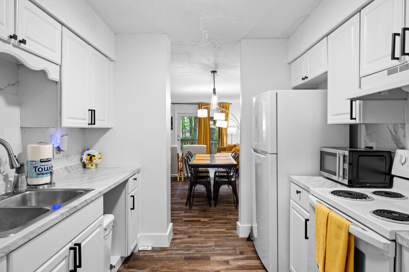 Coffee/tea maker, fridge, microwave, oven