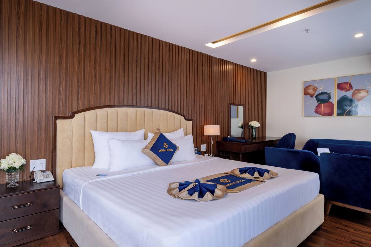 Premium Double Room, 1 King Bed, Balcony, City View | In-room safe, free WiFi