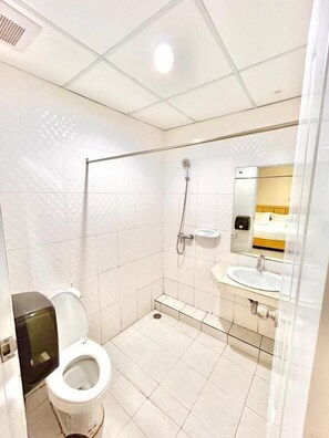 تجهيزات دش، مجففات شعر، مناشف، ورق حمّام