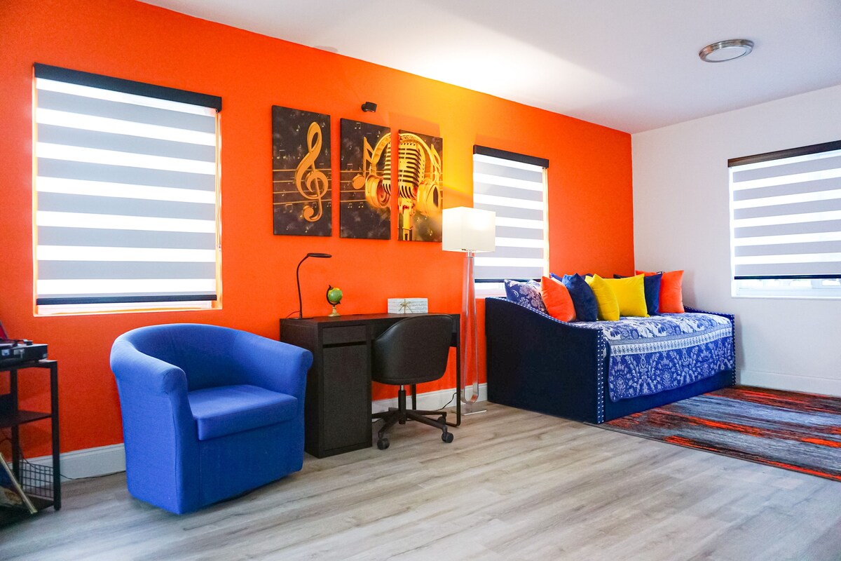 Entire home w/6 seats HOT TUB + golf + near airport/beach + Fire pit + King bed