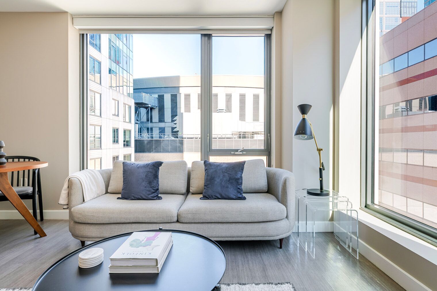 Una televisión, un reproductor estéreo