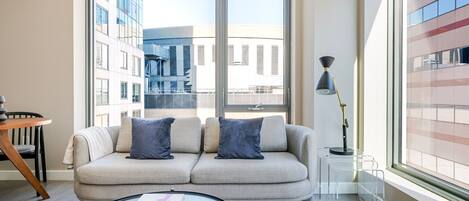 Una televisión, un reproductor estéreo