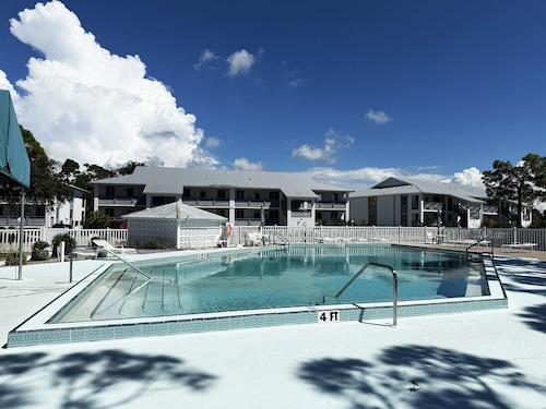 2BR Fiddler’s Green – Pool, Tennis & Shuffleboard