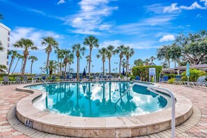 A heated pool - Luxury Bayside Condo – Pool, Tennis & Marina (Sarasota)