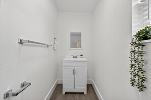 Séchoir à cheveux, serviettes fournies, savon, shampooing