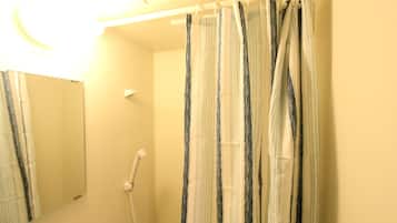 Een haardroger, handdoeken, zeep, toiletpapier