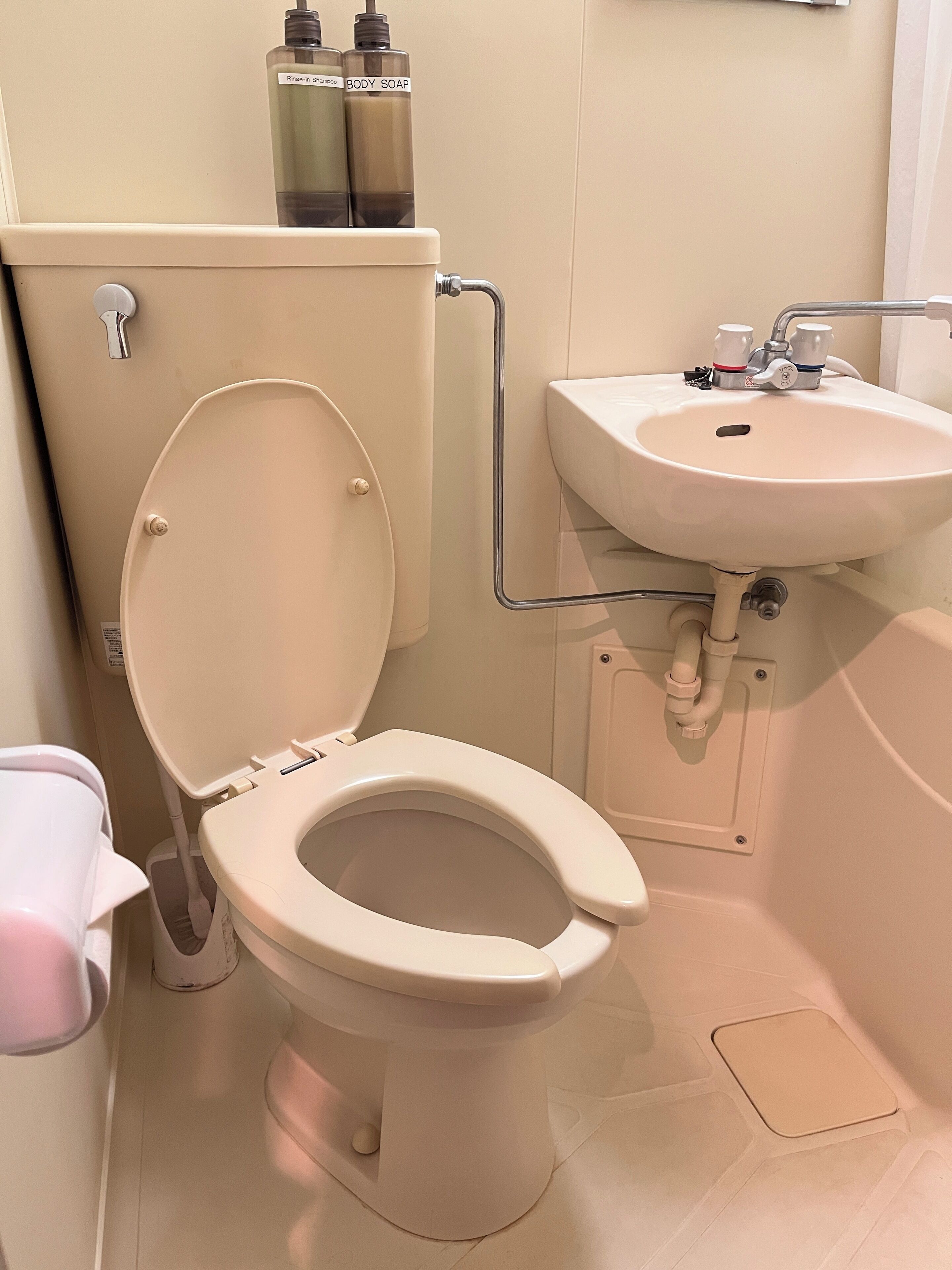 Haartrockner, Handtücher, Seife, Toilettenpapier