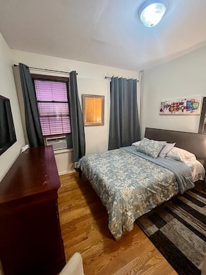 1 غرفة نوم ومكواة/لوح كي وواي فاي مجانًا وملاءات أسرّة