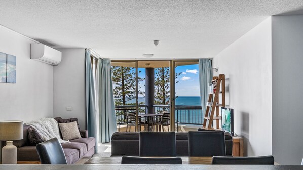 Een televisie en een computerscherm