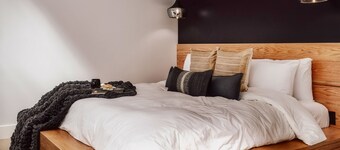 La Notte Modern Black Chalet