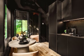 Geladeira, micro-ondas, cooktop, lava-louças