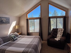 4 bedrooms, desk, iron/ironing board, free WiFi - Charming 4-bedroom cabin with year round access, large deck and enclosed dog run (Duck Creek Village)