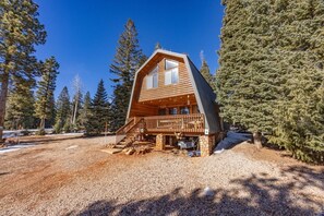 Exterior - Charming 4-bedroom cabin with year round access, large deck and enclosed dog run (Duck Creek Village)