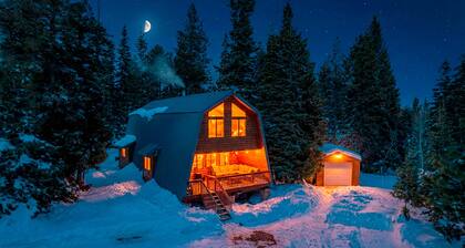 Updated weekend cabin retreat, EV charger, large deck and sofa, enclosed dog run
