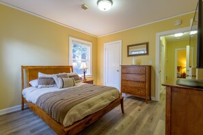 3 bedrooms, iron/ironing board, WiFi, bed sheets - Historic Farm House | Petaluma (Petaluma)