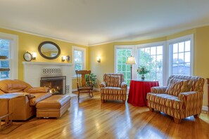 Téléviseur, foyer, livres