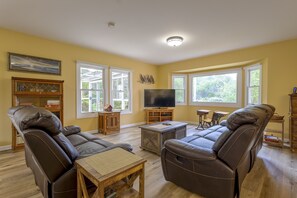 Téléviseur, foyer, livres