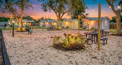 Charming Hideaway Cottage Pensacola