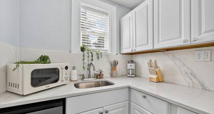 Charming Hideaway Cottage Pensacola