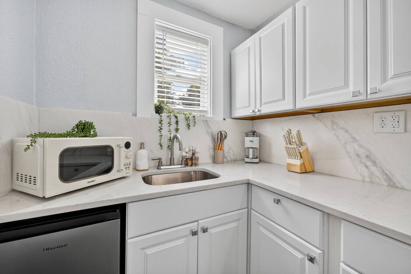 Frigorífico, microondas, placa de cocina y cafetera o tetera