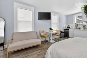 Travel cot, free WiFi, bed sheets
