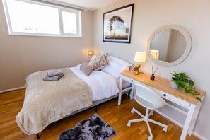 2 bedrooms, WiFi, bed sheets - Apartment - Sleeps 6 - Parking - WiFi (Guildford)