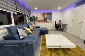 TV - Apartment - Sleeps 6 - Parking - WiFi (Guildford)