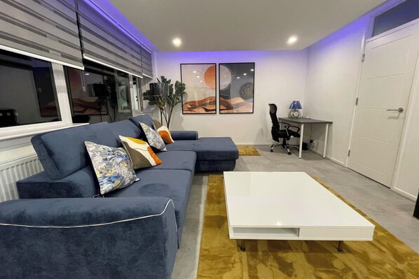 TV - Apartment - Sleeps 6 - Parking - WiFi (Guildford)