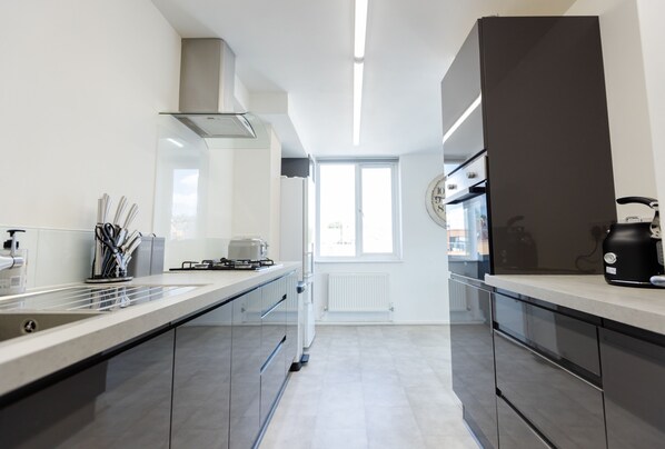 Fridge, microwave, oven, stovetop - Apartment - Sleeps 6 - Parking - WiFi (Guildford)