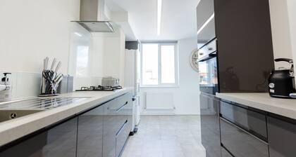 Apartment - Sleeps 6 - Parking - WiFi