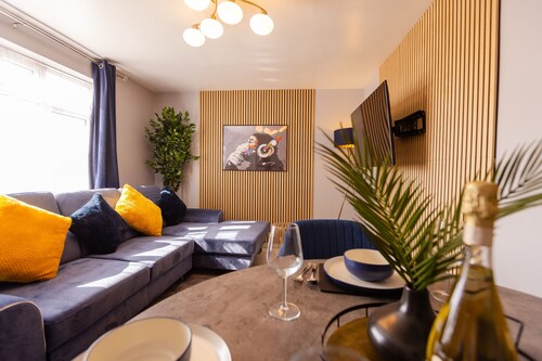 House - Sleeps 8 - Parking - Garden