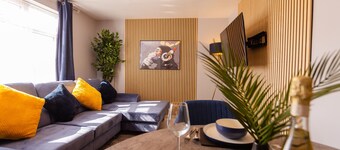 House - Sleeps 8 - Parking - Garden