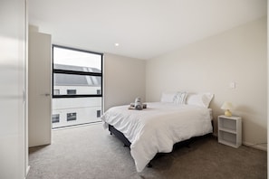 Townhome, 3 Bedrooms, Kitchen - Group and Family Friendly - 3 Bedroom Townhouse with Garage (Christchurch)