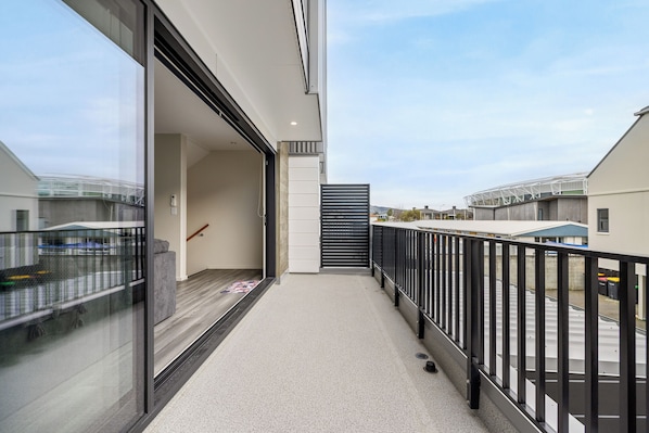 Balcony - Group and Family Friendly - 3 Bedroom Townhouse with Garage (Christchurch)