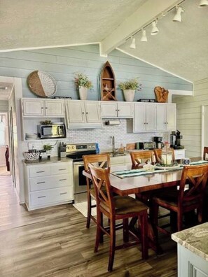 ثلاجة، ميكروويف، فرن، موقد طهي مسطح