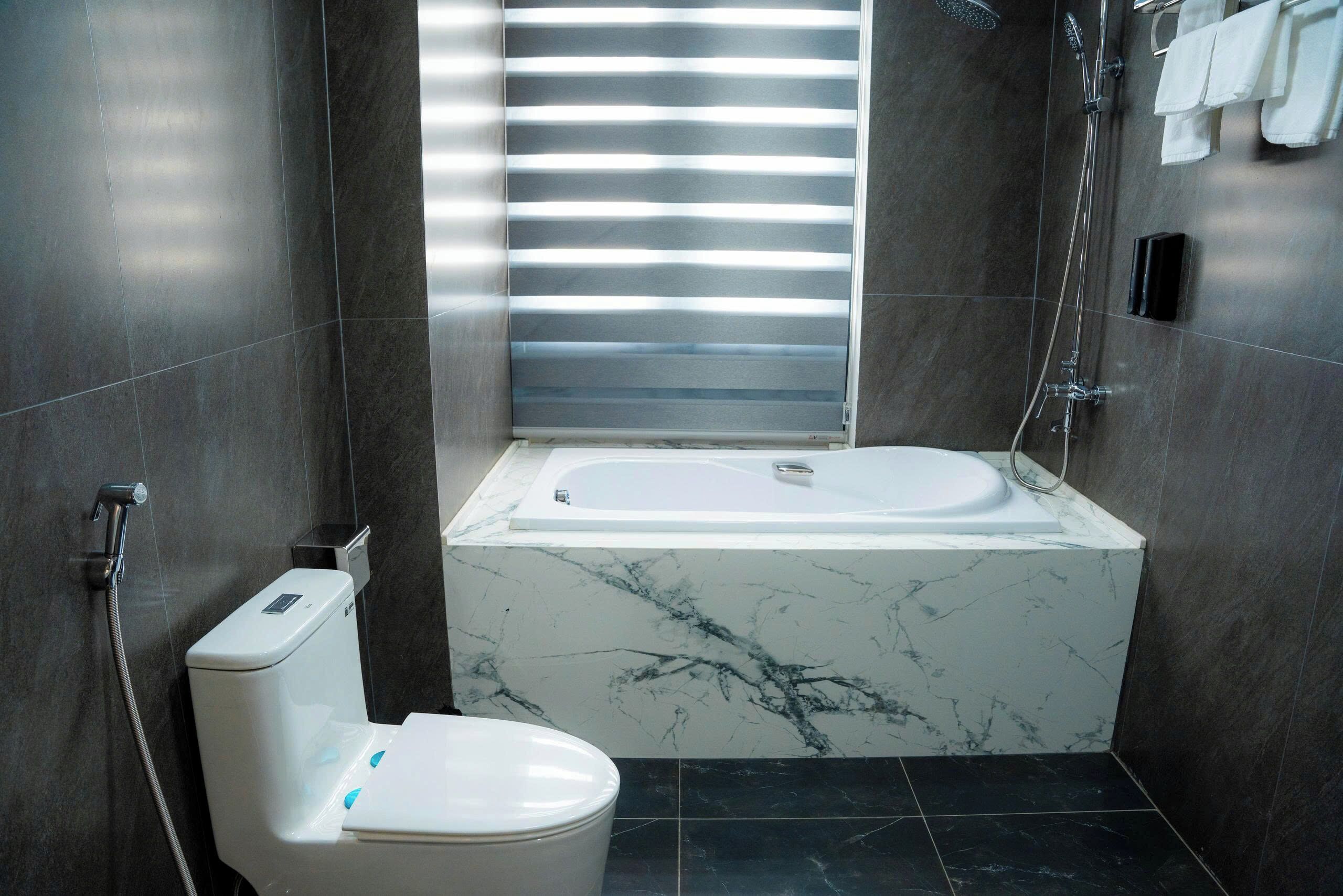 シャワー、バスアメニティ (無料)、ヘアドライヤー、タオル