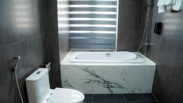 Regadera, amenidades de baño gratuitas, secadora de cabello, toallas